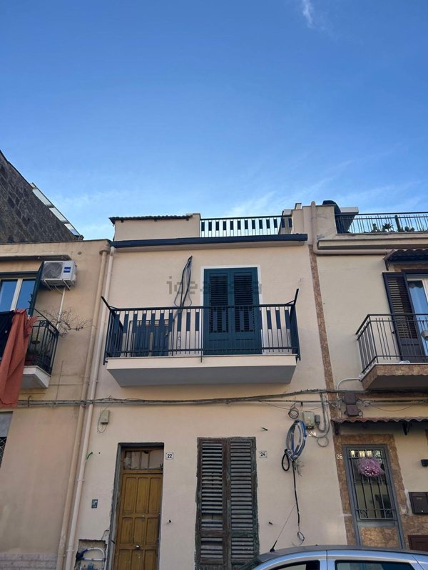 esavano in vendita a Palermo in zona Malaspina/Palagonia