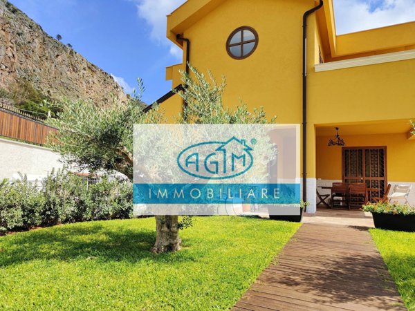 casa indipendente in vendita a Palermo in zona Mondello