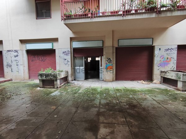 locale commerciale in vendita a Palermo in zona Zisa