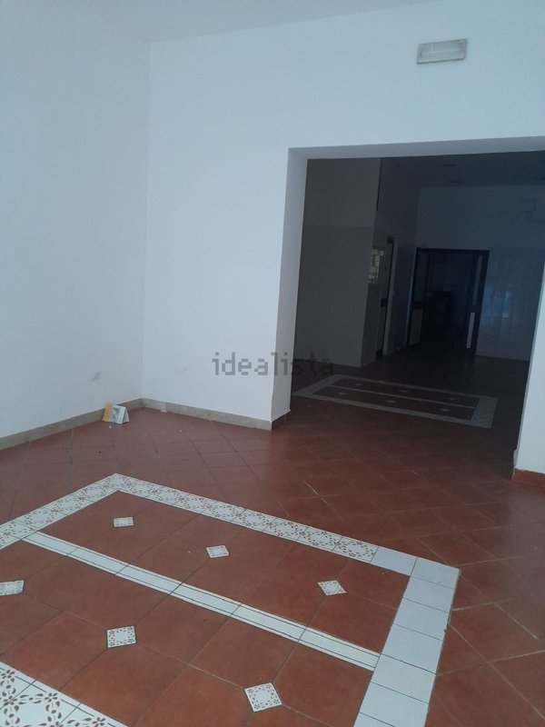 negozio in vendita a Palermo in zona Malaspina/Palagonia