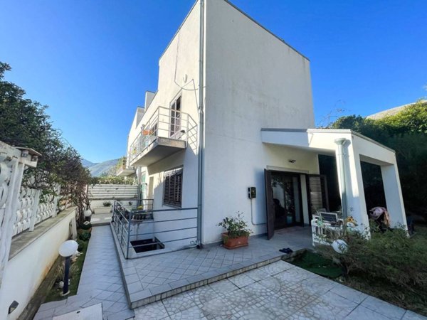 casa indipendente in vendita a Palermo in zona Partanna