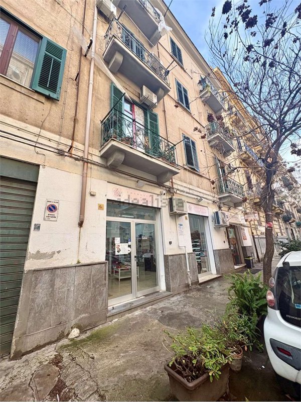 locale commerciale in vendita a Palermo in zona Zisa