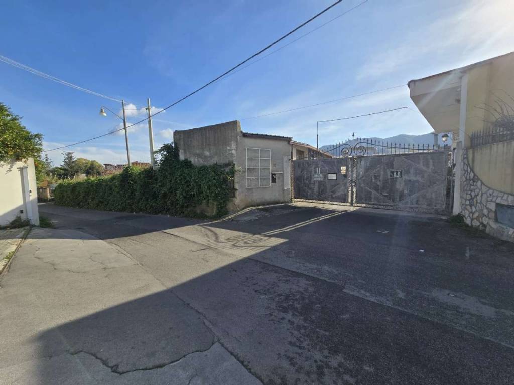 locale commerciale in vendita a Palermo in zona Calatafimi / Cuba