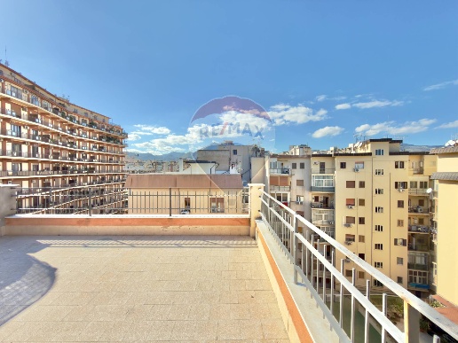 appartamento in vendita a Palermo in zona Malaspina/Palagonia