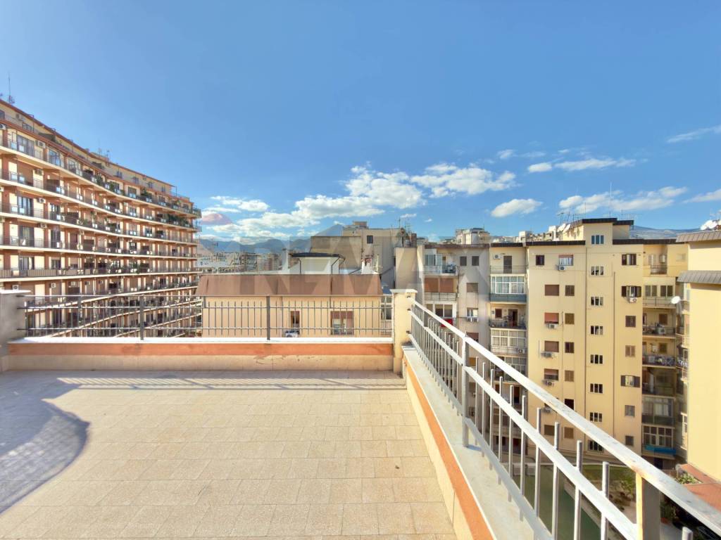 appartamento in vendita a Palermo in zona Malaspina/Palagonia