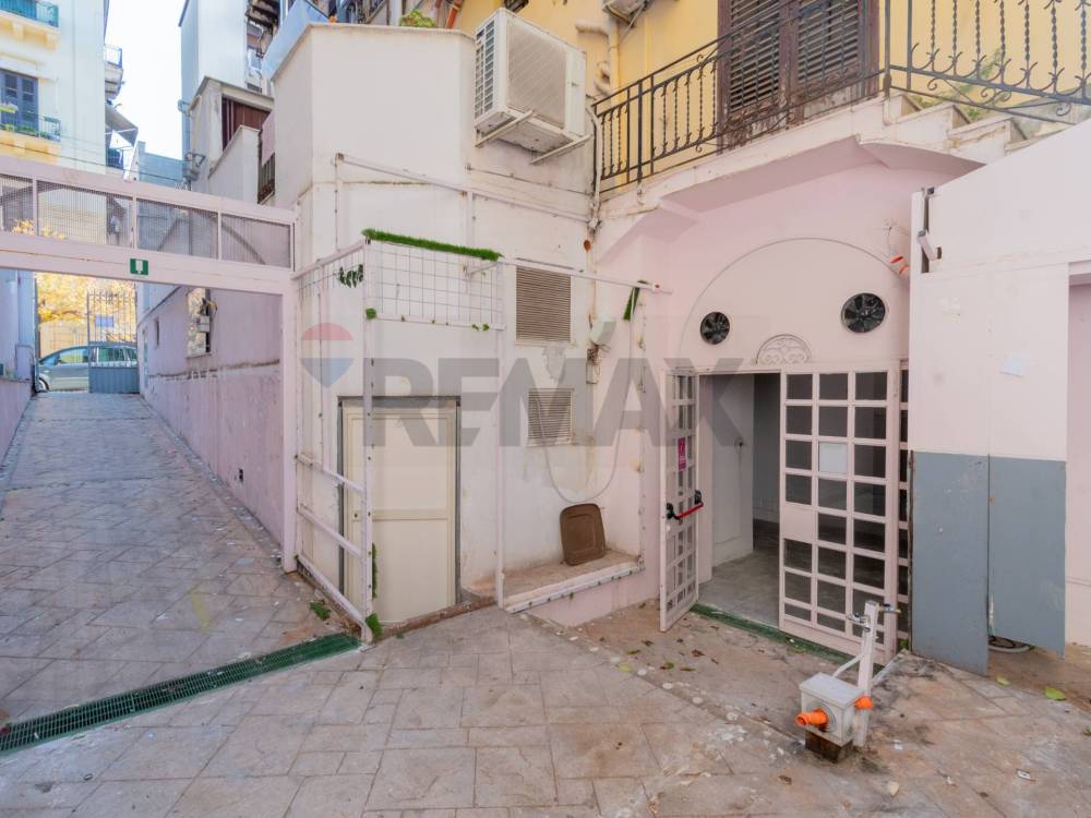 locale commerciale in vendita a Palermo in zona Libertà