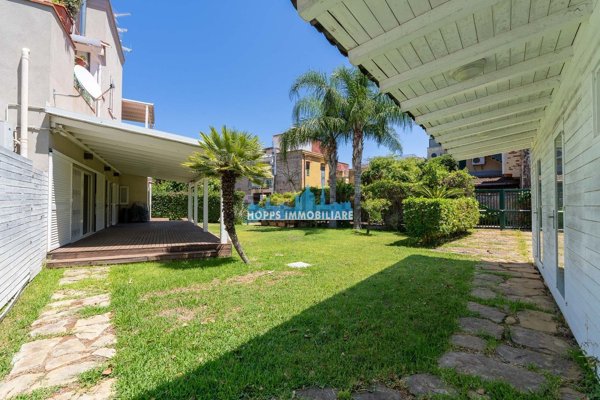 casa indipendente in vendita a Palermo in zona Mondello