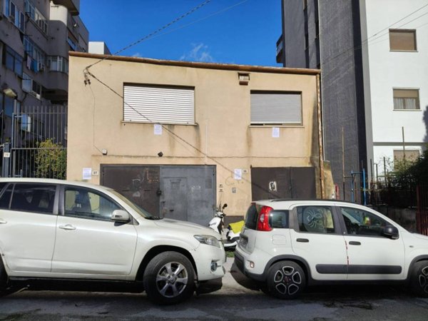 negozio in vendita a Palermo in zona Malaspina/Palagonia