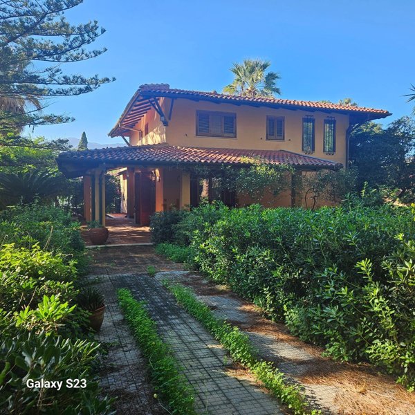 casa indipendente in vendita a Palermo in zona Mondello