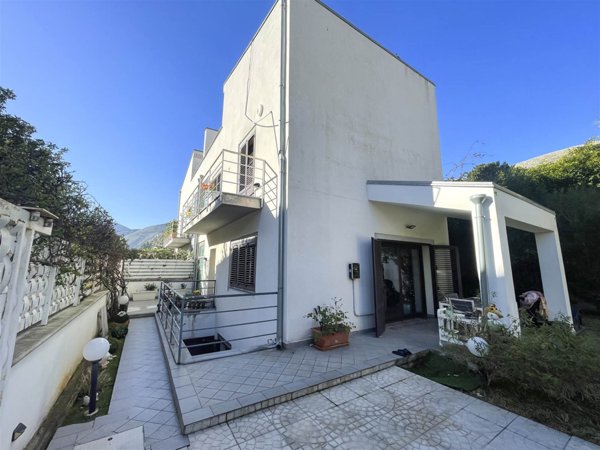 casa indipendente in vendita a Palermo in zona Partanna