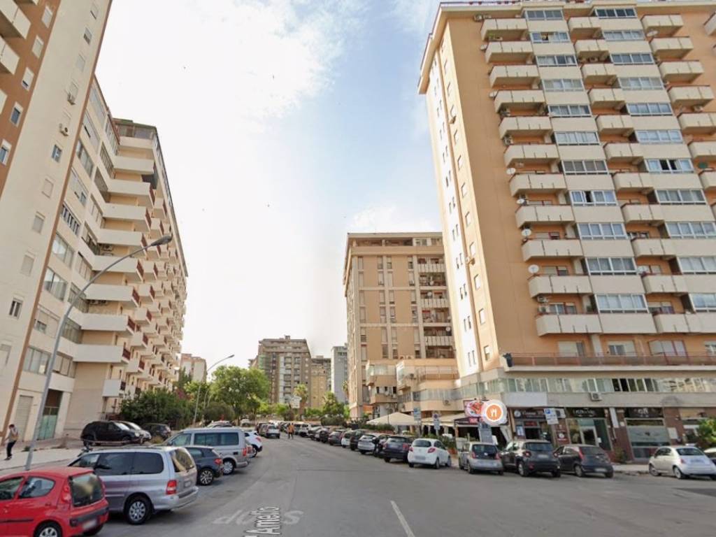 locale commerciale in vendita a Palermo in zona Montepellegrino
