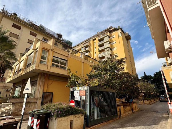 negozio in vendita a Palermo in zona Arenella/Vergine Maria