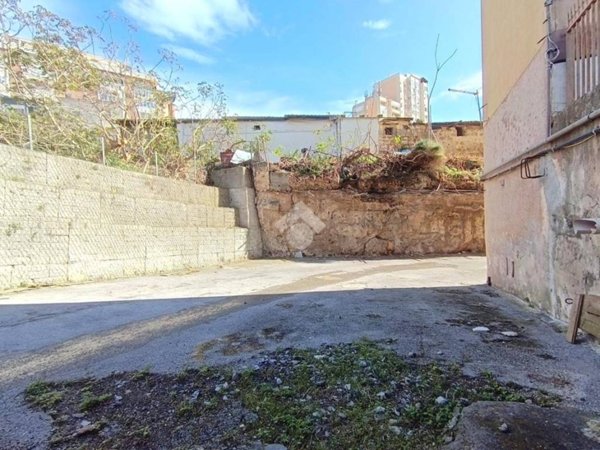 locale commerciale in vendita a Palermo in zona Arenella/Vergine Maria