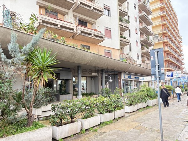 negozio in vendita a Palermo in zona Malaspina/Palagonia