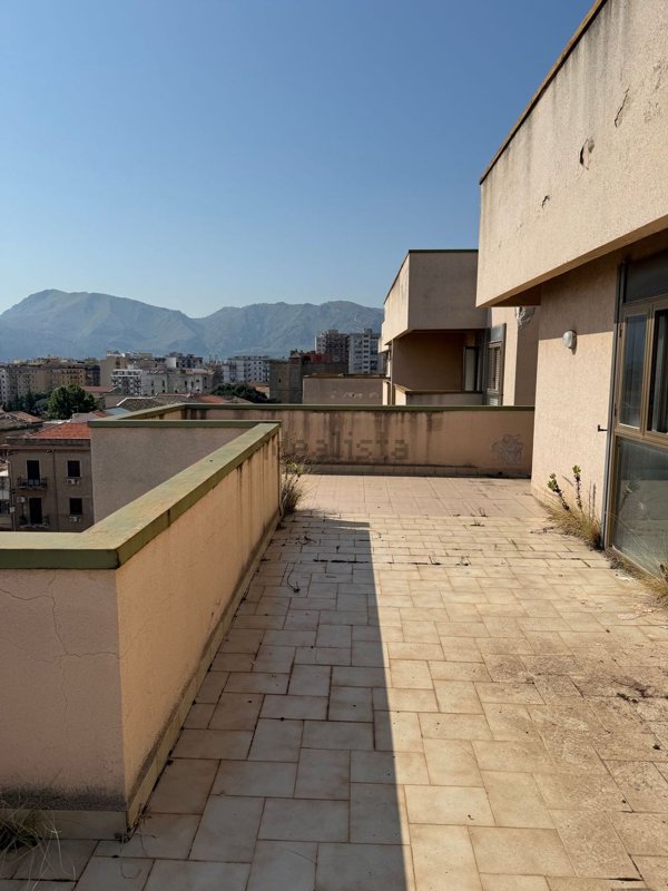 appartamento in vendita a Palermo in zona Zisa