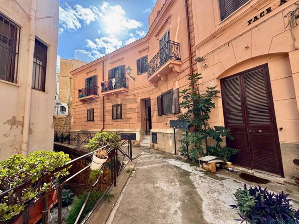 casa indipendente in vendita a Palermo in zona Centro storico