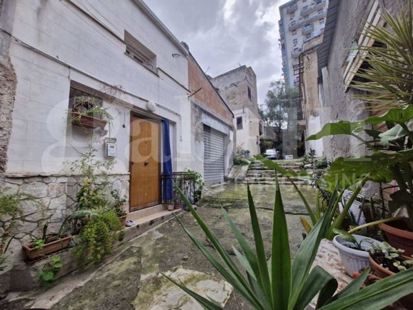 casa indipendente in vendita a Palermo in zona Montegrappa / Santa Rosalia