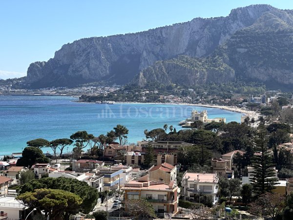 casa indipendente in vendita a Palermo in zona Mondello