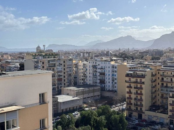 appartamento in vendita a Palermo in zona Malaspina/Palagonia