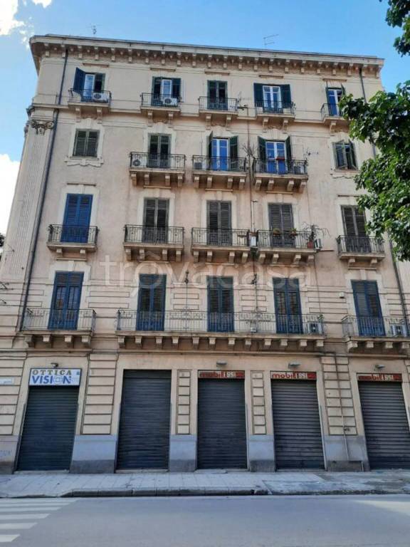 negozio in vendita a Palermo in zona Zisa