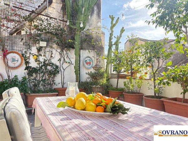 casa indipendente in vendita a Palermo in zona Centro storico