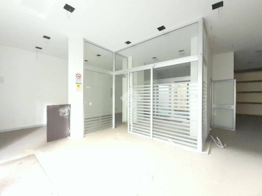 negozio in vendita a Palermo in zona Villagrazia/Falsomiele