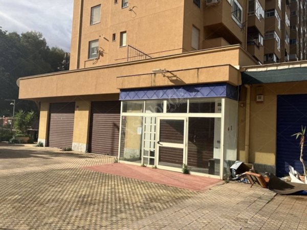 negozio in vendita a Palermo in zona Resuttana