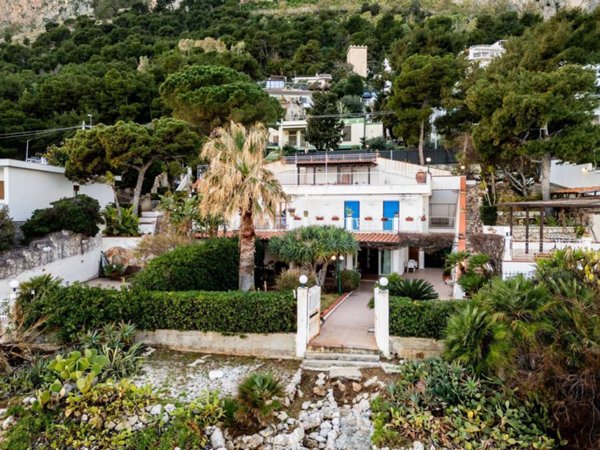 casa indipendente in vendita a Palermo in zona Arenella/Vergine Maria