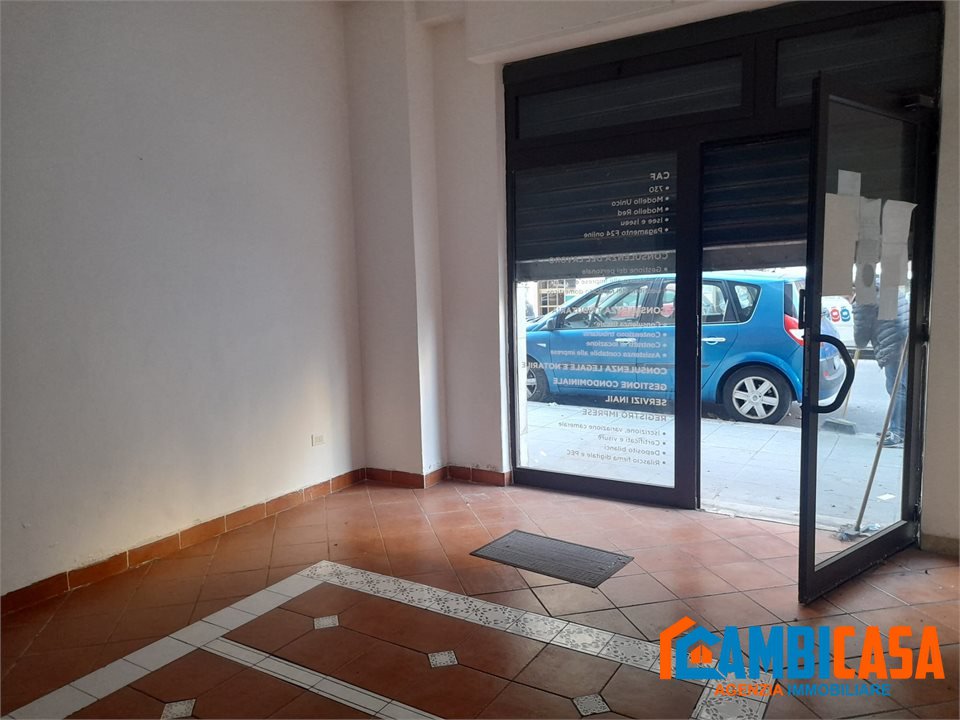 negozio in vendita a Palermo in zona Malaspina/Palagonia