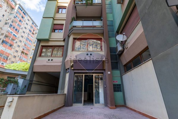 locale commerciale in vendita a Palermo in zona Centro storico