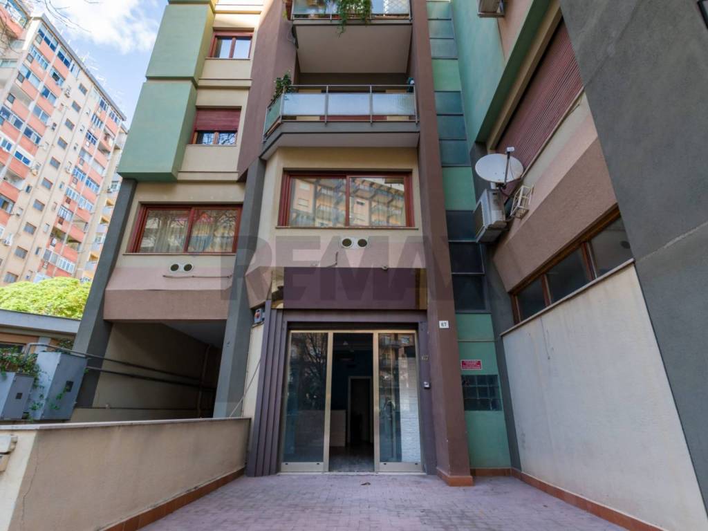 negozio in vendita a Palermo in zona Malaspina/Palagonia