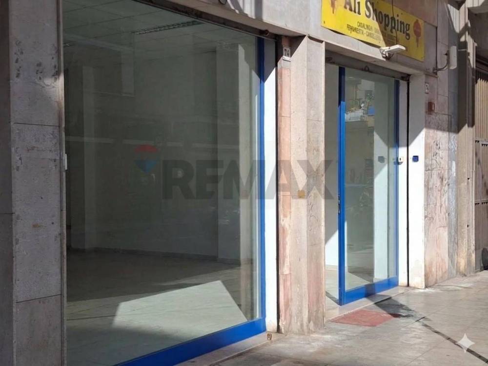 locale commerciale in vendita a Palermo in zona Malaspina/Palagonia
