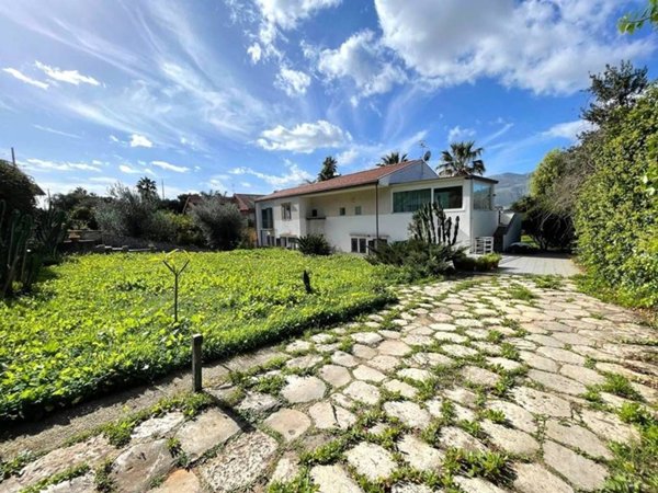 casa indipendente in vendita a Palermo in zona Mondello