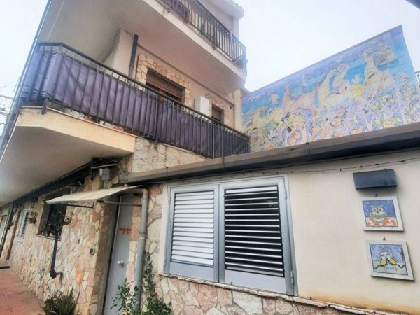 casa indipendente in vendita a Palermo in zona Montegrappa / Santa Rosalia