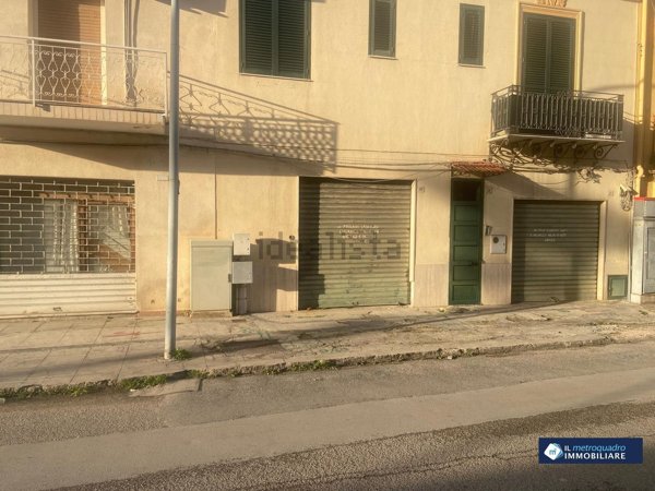 locale di sgombero in vendita a Palermo in zona Roccella