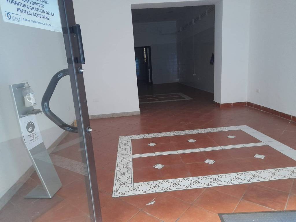 negozio in vendita a Palermo in zona Malaspina/Palagonia
