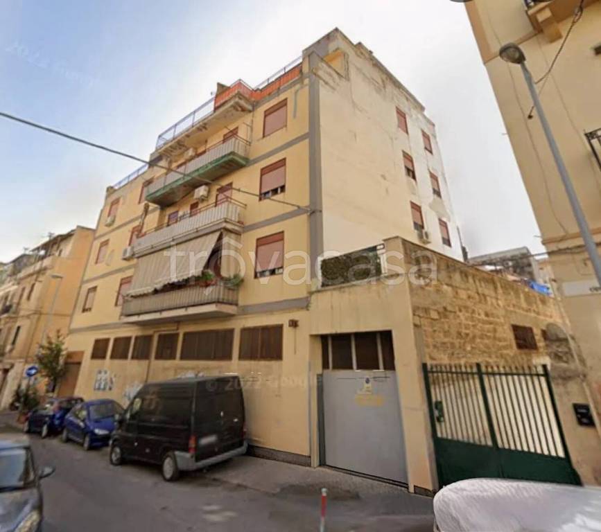negozio in vendita a Palermo in zona Zisa