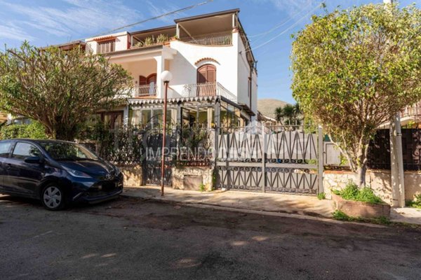 casa indipendente in vendita a Palermo in zona Partanna