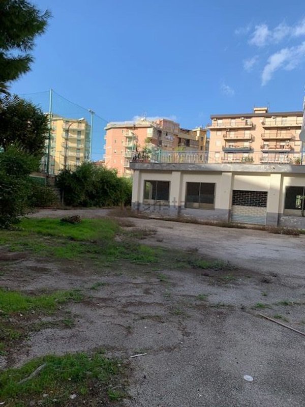 locale commerciale in vendita a Palermo in zona Roccella