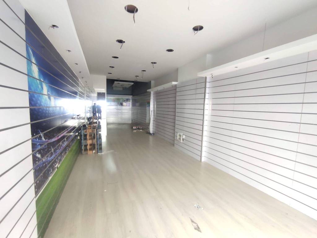 negozio in vendita a Palermo in zona Zisa