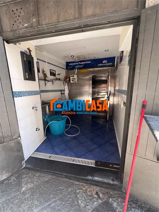 locale commerciale in vendita a Palermo in zona Centro storico