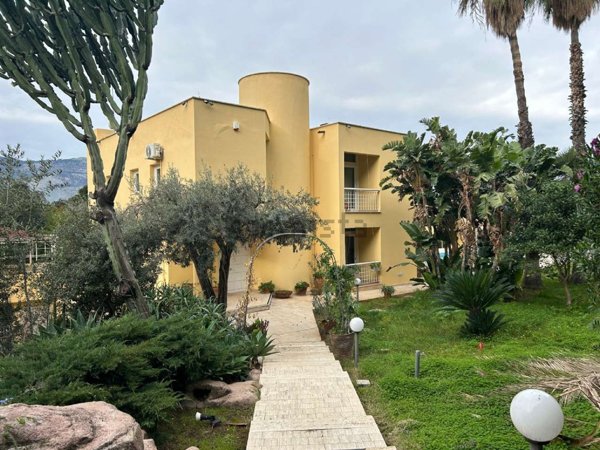 casa indipendente in vendita a Palermo in zona Mondello