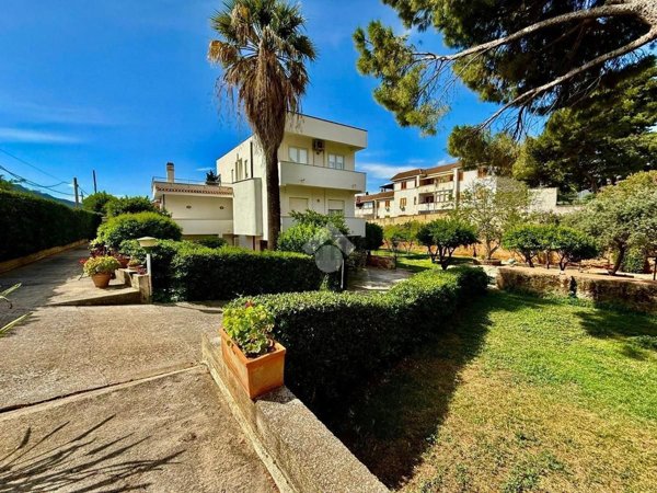 casa indipendente in vendita a Palermo in zona Mondello