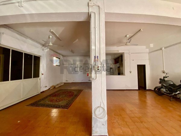 negozio in vendita a Palermo in zona Malaspina/Palagonia