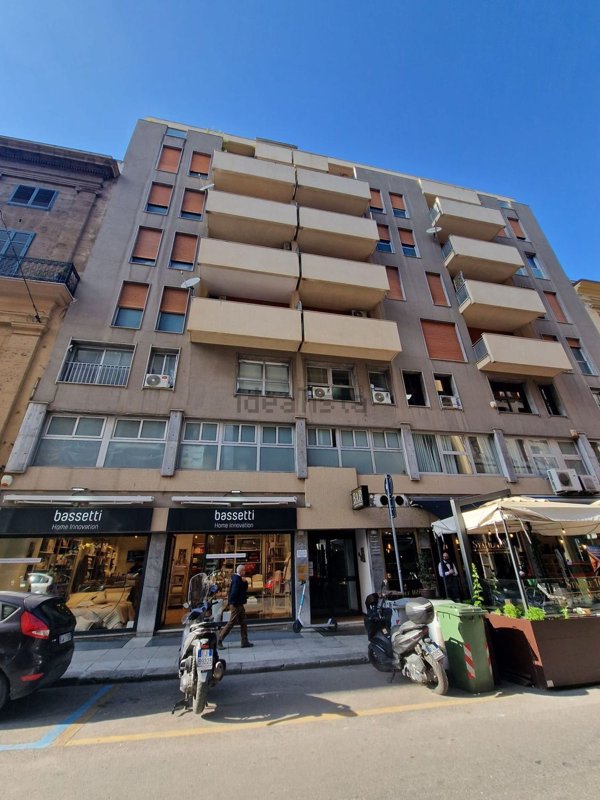 locale commerciale in vendita a Palermo in zona Politeama