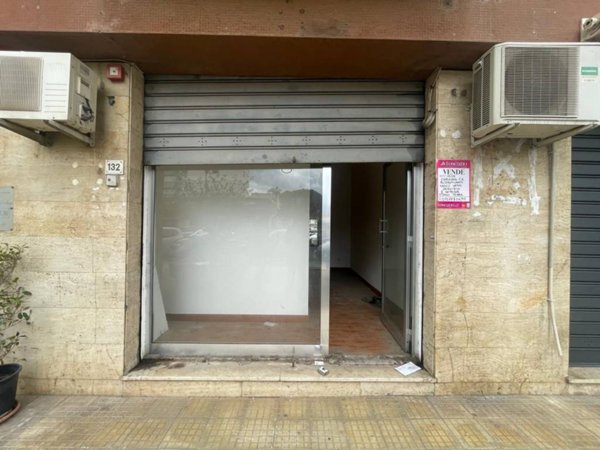 negozio in vendita a Palermo in zona Malaspina/Palagonia