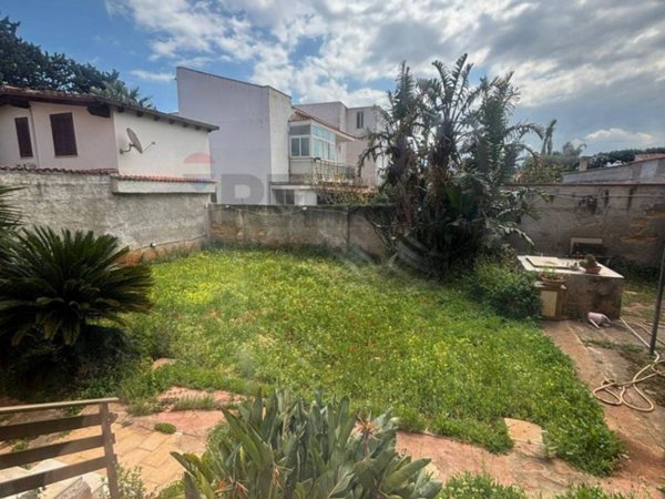 appartamento in vendita a Palermo in zona Partanna