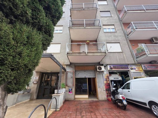 negozio in vendita a Palermo in zona Malaspina/Palagonia