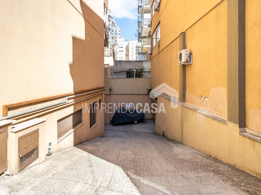 locale commerciale in vendita a Palermo in zona Montepellegrino