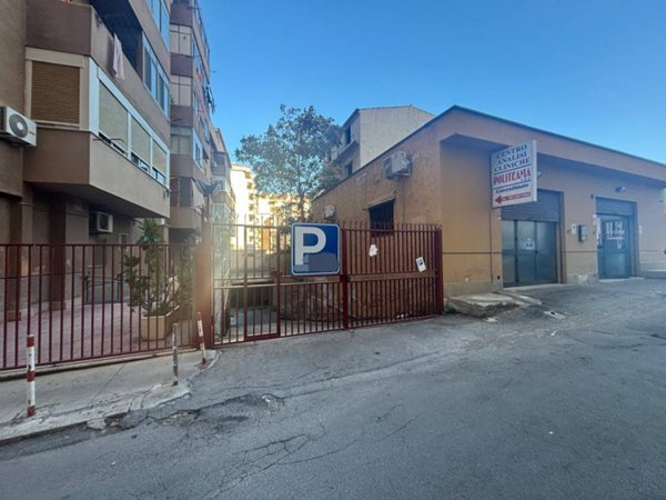 locale commerciale in vendita a Palermo in zona Calatafimi / Cuba